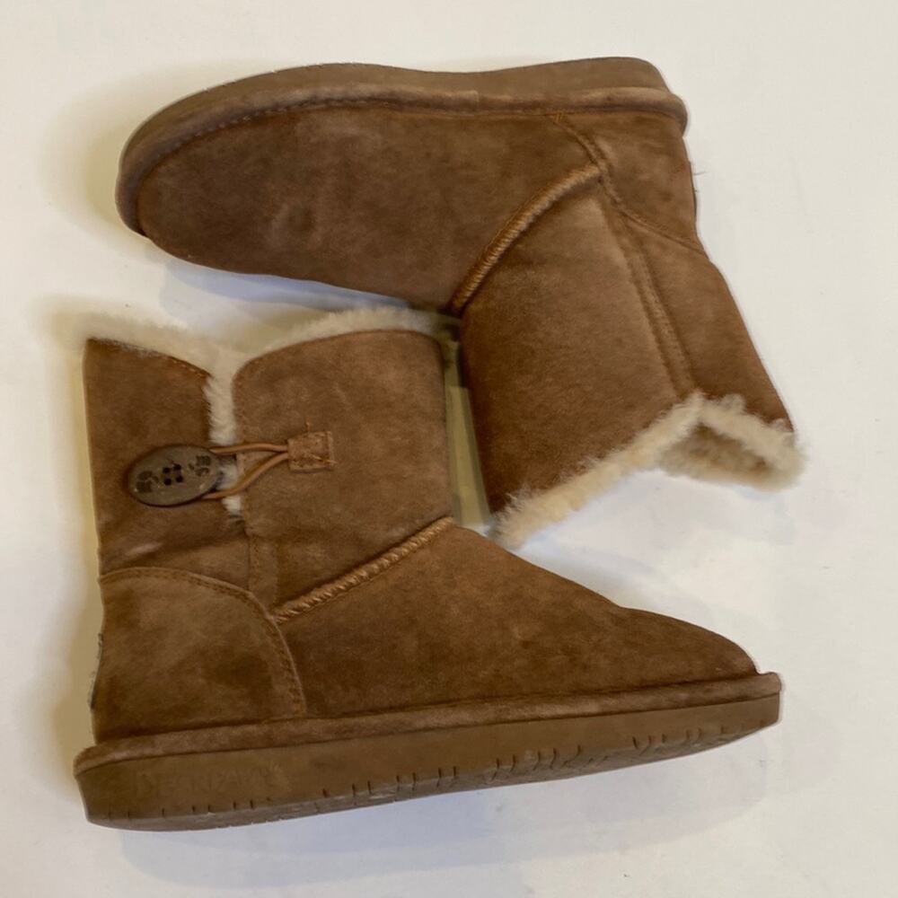 BearPaw Rosie Women’s Shearling Ankle Booties w/Loop/Button EUC Sz 7 Suede Wool